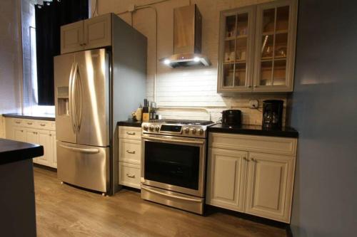 Η κουζίνα ή μικρή κουζίνα στο 3E *New* Huge! Spacious 3 Bedroom in Oakland that sleeps 12!