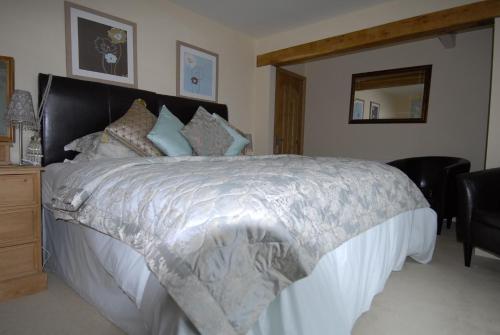 A bed or beds in a room at Cleavers Lyng 16th Century Country House 
