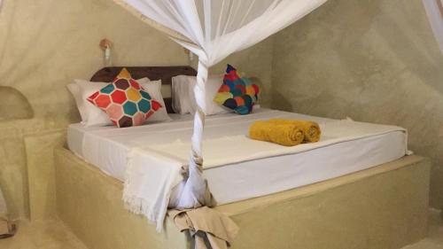 Кровать или кровати в номере Bahari Beach Bungalows