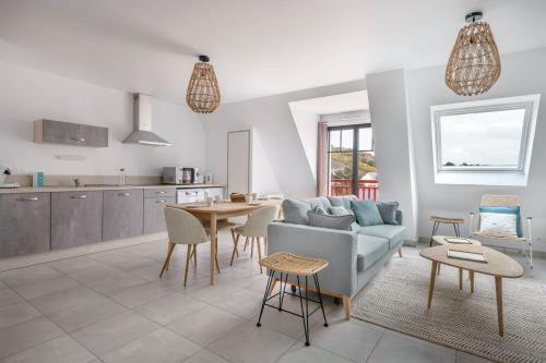 un salon avec un canapé et une table dans l'établissement Appartement pour 6 à 50m de la plage, à Pléneuf-Val-André