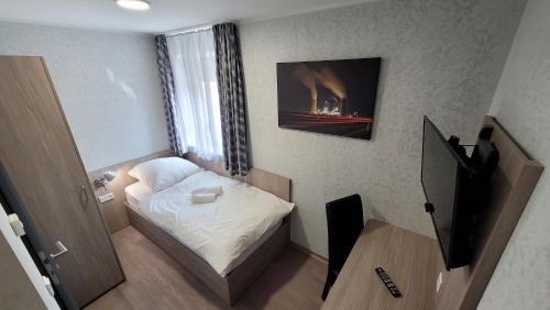 JüchenにあるLandgasthof Kelzenbergの小さなベッドルーム(ベッド1台、暖炉付)