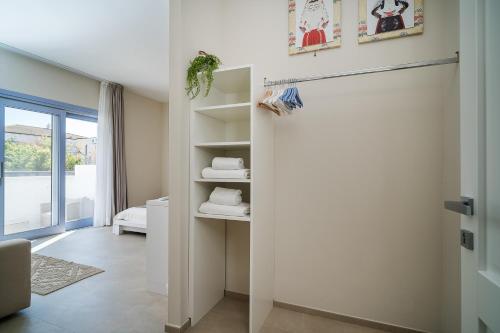 Pokój z przesuwnymi drzwiami prowadzącymi do sypialni w obiekcie Enjoy Your Stay - Guest House - Olbia w mieście Olbia