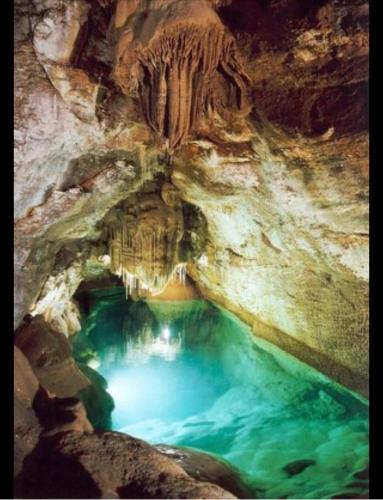 - une grande piscine d'eau bleue dans une grotte dans l'établissement Charmant Chalet pour 2 personnes SPA privé, à Massillargues-Attuech