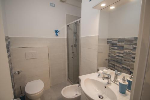 a bathroom with a sink and a toilet and a shower at Appartamento piazza Buccelli a 10 mt dal mare in Varazze