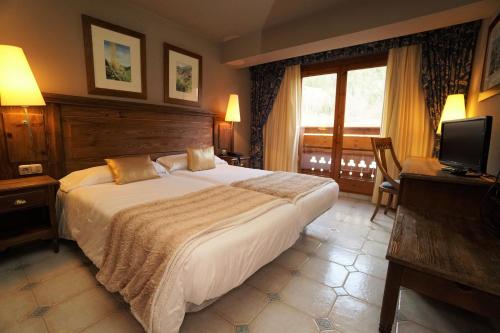  El Pradet -  Room  picture :   Bath    TV    Hairdryer                 