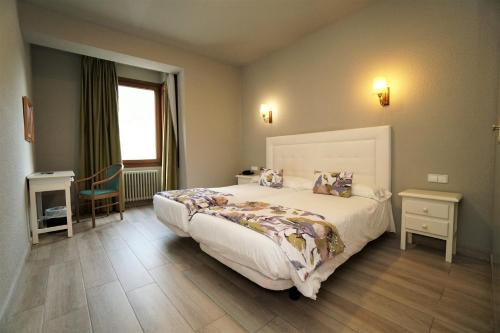  El Pradet -  Room  picture :   Bath    TV    Hairdryer                 