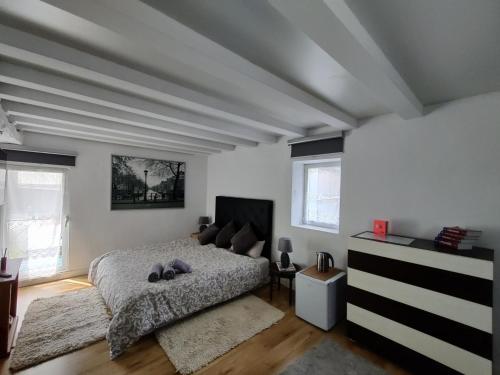 1 dormitorio con 1 cama y 1 sofá en Amets house, en Bilbao