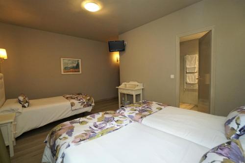  El Pradet -  Room  picture :   Private bathroom    Flat-screen TV    View   