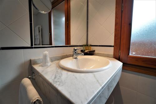  El Pradet -  Room  picture :    Private bathroom    Flat-screen TV    View    