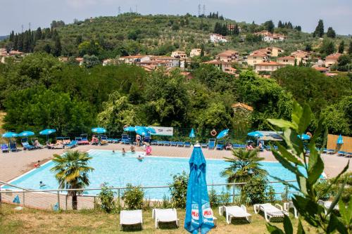 - une grande piscine avec des personnes séjournant dans un complexe dans l'établissement Glamping Florence, à Troghi