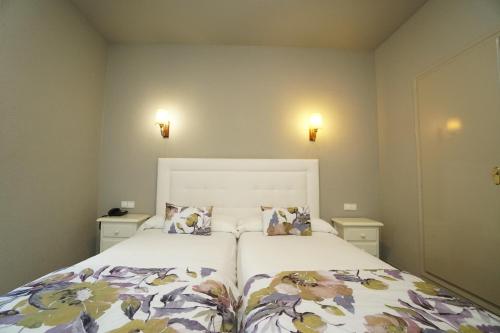  El Pradet -  Room  picture :   Bath    TV    Hairdryer                 