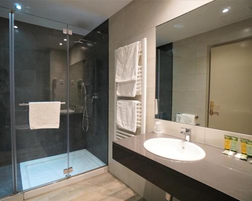 a bathroom with a sink and a shower at El Pradet in El Serrat