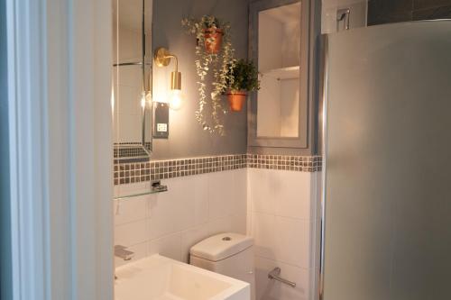 W łazience znajduje się umywalka, toaleta i lustro. w obiekcie Beckford Inn w mieście Beckford