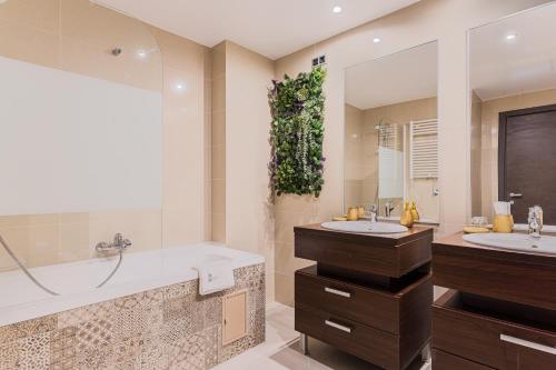 Ένα μπάνιο στο English Home in Silver Mountain Resort Poiana Brasov