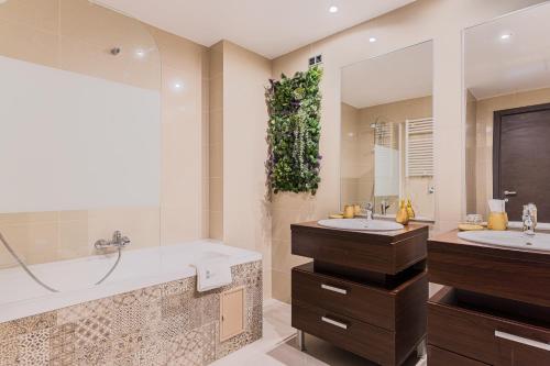 a bathroom with two sinks and a large mirror at English Home in Silver Mountain Resort Poiana Brasov in Poiana Brasov