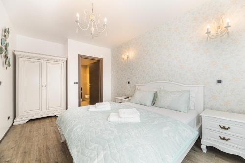 Ένα ή περισσότερα κρεβάτια σε δωμάτιο στο English Home in Silver Mountain Resort Poiana Brasov