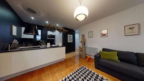 - un salon avec un canapé et un comptoir dans l'établissement Mamoune, à Le Touquet-Paris-Plage