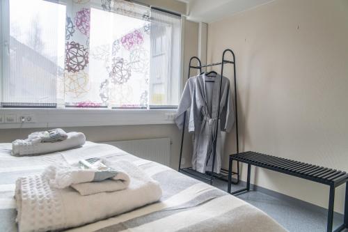 um quarto branco com uma cama e uma janela em Heradshuset em Granvin