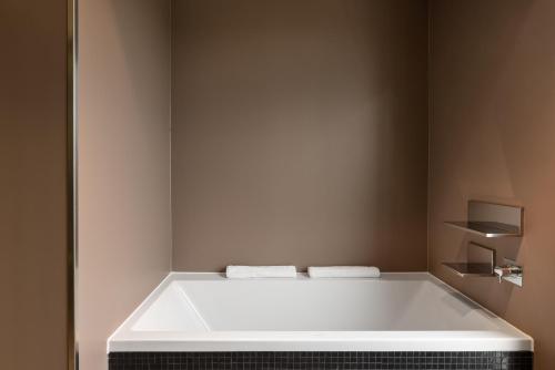 a bath tub in a bathroom with two towels at Valbusenda Hotel Bodega & Spa in Toro