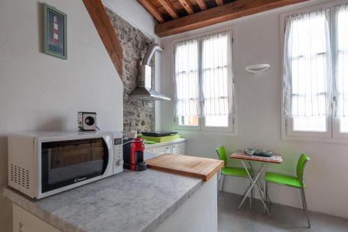 uma cozinha com um micro-ondas e uma bancada em Ludovica Studio - Backpackers House Vernazza em Vernazza