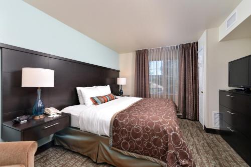 Ліжко або ліжка в номері Staybridge Suites Sioux Falls at Empire Mall, an IHG Hotel