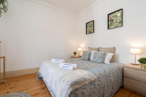 een slaapkamer met een bed met twee dozen erop bij Spacious Comfortable Apartment - Balcony in Porto