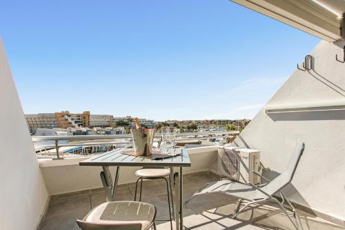 d'un balcon sur le toit avec une table et des chaises. dans l'établissement LUXURY Port Ambonne Village Naturiste, au Cap d'Agde