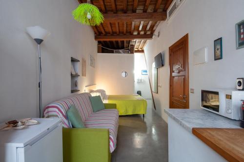 uma sala de estar com um sofá e uma cama em Ludovica Studio - Backpackers House Vernazza em Vernazza