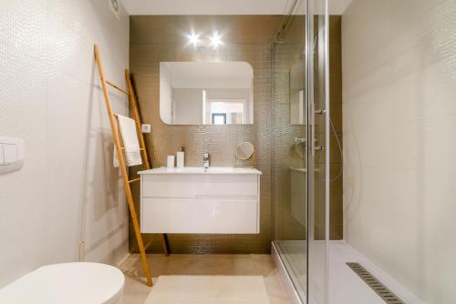 a bathroom with a sink and a shower at Onix 75 in Mamaia Sat/Năvodari