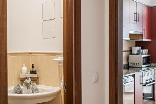 bagno con lavandino e cucina di Villa Beatrice a Playa Blanca