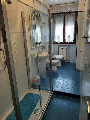 Il Melograno في بونتريمولي: حمام مع دش ومغسلة ومرحاض