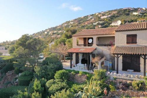 uma casa no topo de uma colina com árvores em Waterfront House With Sea View em Saint-Raphaël