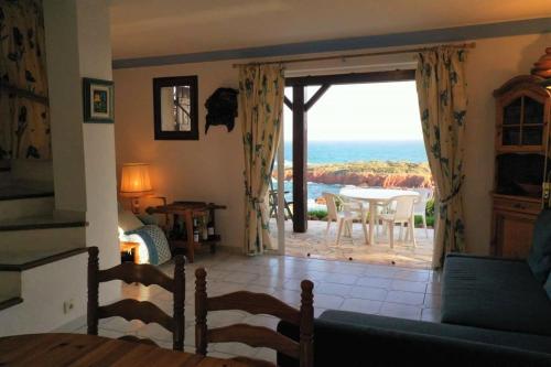 un salon avec un canapé et une table avec vue dans l'établissement Waterfront House With Sea View, à Saint-Raphaël