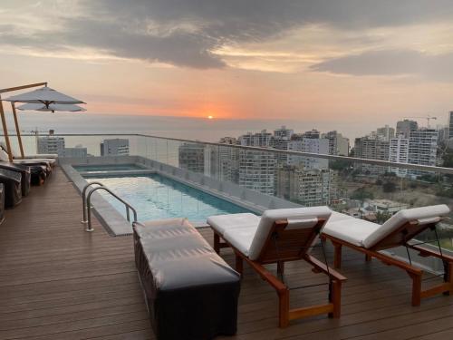 un balcone con piscina in cima a un edificio di Connect a Lima