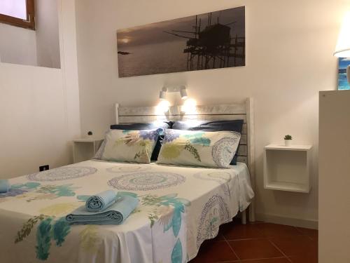 um quarto com uma cama com duas toalhas em La Casetta nel Borgo em Termoli