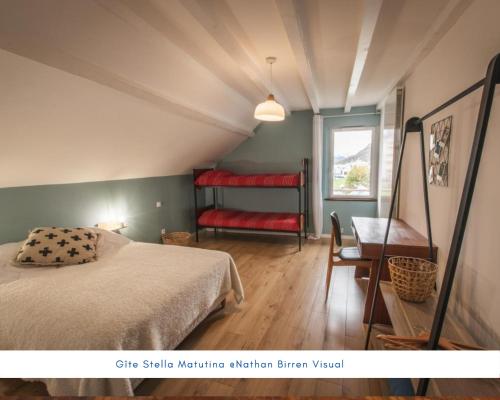 Uma ou mais camas em beliche em um quarto em Grand gîte - Stella Matutina