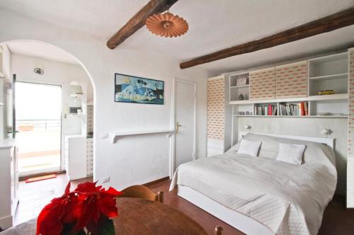A bed or beds in a room at In the Clouds over Trastevere, penthouse studio
