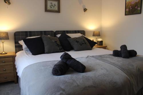 A bed or beds in a room at Easdale House Apartments