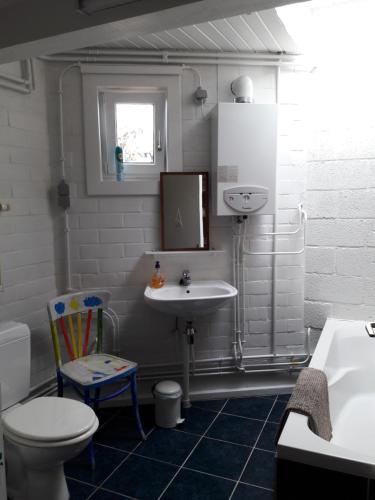 La salle de bains est pourvue d'un lavabo et de toilettes. dans l'établissement B&B 't Gezellig Huizeke, à Zoersel
