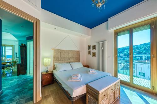 een slaapkamer met een bed met een blauw plafond bij CasaViva - Trilocale a Varazze con terrazza vista mare in Varazze