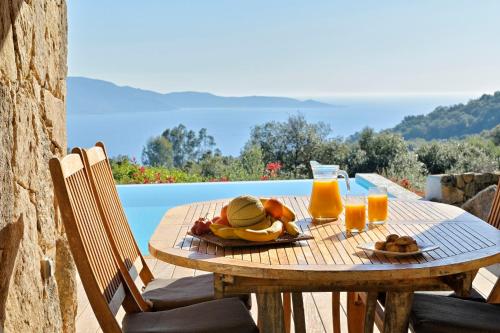 Naturlandskabet i nærheden af villaen