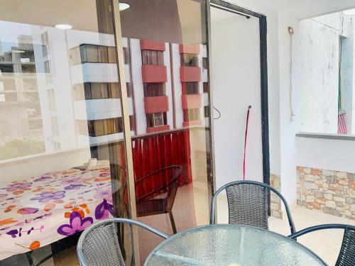 a room with a table and chairs and a balcony at Santa Marta Apartamentos Salazar - Caribe in Santa Marta