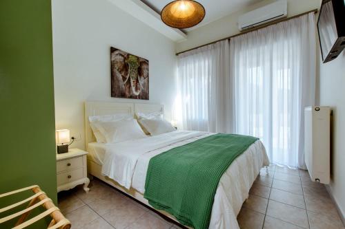 Chania Paradise Retreat - Falasarna Villa Nostalgia tesisinde bir odada yatak veya yataklar