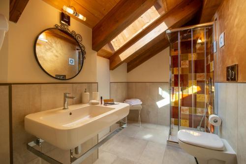y baño con lavabo y espejo. en Donna Sofi Holiday House, en Agerola