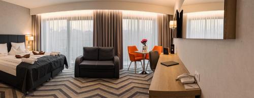 斯維諾烏伊希切的住宿－Hamilton SPA & Wellness，酒店客房配有一张床、一把椅子和一张书桌