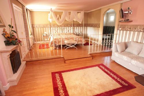 a living room with a couch and a table at Hotel Holiday in Nigr&aacute;n