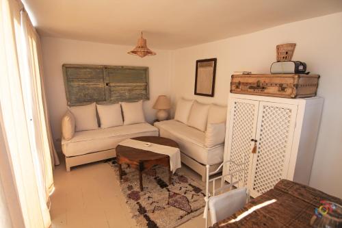 - un salon avec un canapé et une chaise dans l'établissement Riad Dar Jabel, à Marrakech