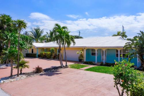 une maison avec des palmiers devant elle dans l'établissement Edens Reef, Three configurations to choose from, Lauderdale by the Sea, FL, à Fort Lauderdale