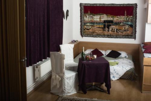 Wellness Želešice في Želešice: غرفة نوم بسرير وطاولة ولوحة
