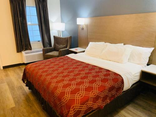 Postel nebo postele na pokoji v ubytování Econo Lodge Crystal Coast
